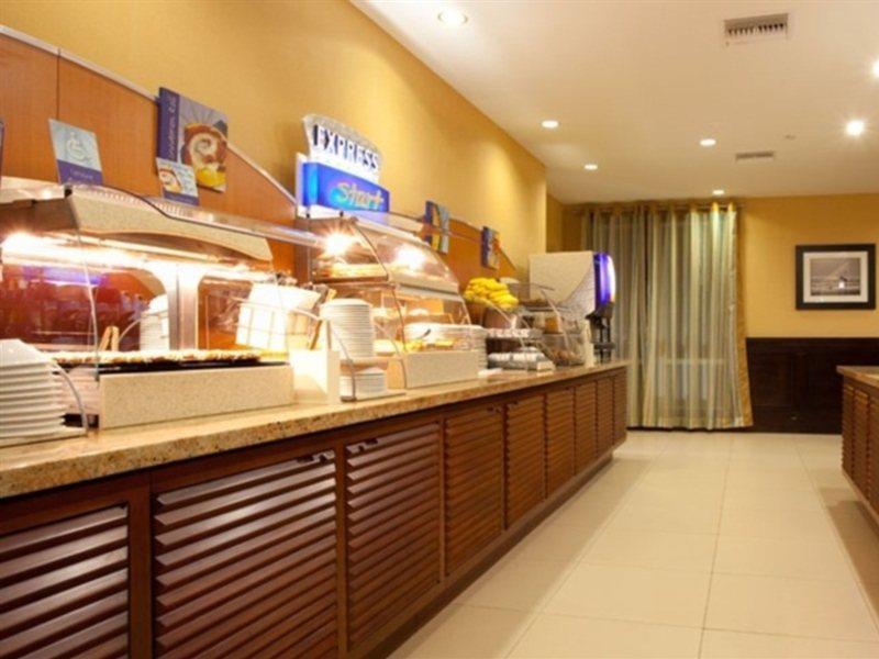 Holiday Inn Express Jacksonville Beach By Ihg Exterior photo